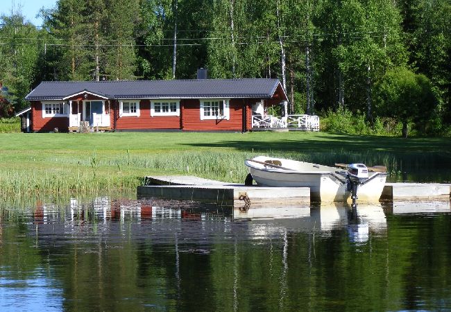 Stuga i Mora - Fint timmerhus med stor strandtomt, AC, WiFi Stuga i Mora - Fint timmerhus med stor strandtomt, AC, WiFi