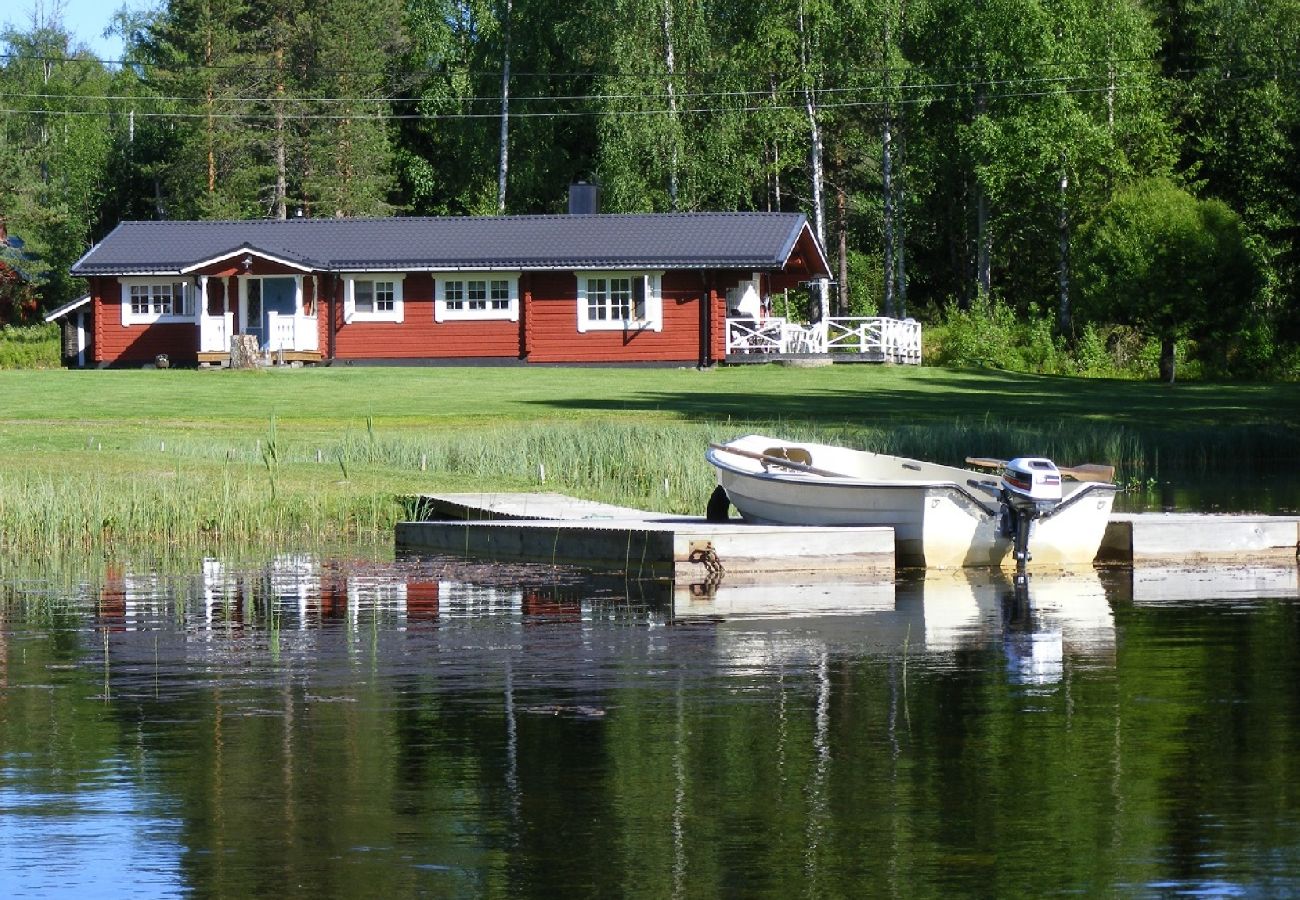 Stuga i Mora - Fint timmerhus med stor strandtomt, AC, WiFi