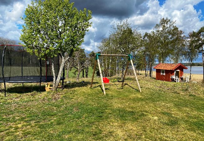 Stuga i Gnesta - Fantastiskt semesterhus direkt vid Nyckelsjön Stuga i Gnesta - Fantastiskt semesterhus direkt vid Nyckelsjön
