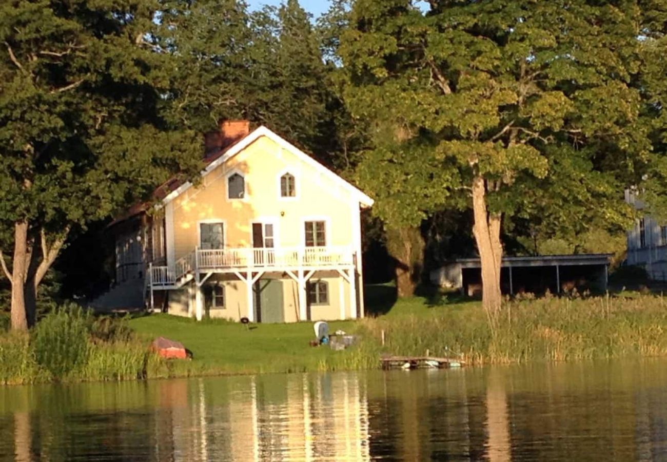 stuga direkt vid sjön (på herrgården; med båt)