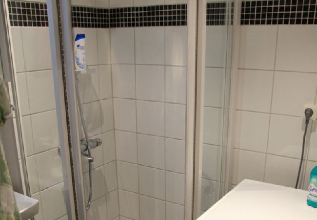 Lägenhet i Bromölla - Vacker semesterlägenhet precis vid sjön med båt, kanot, internet och jacuzzi Lägenhet i Bromölla - Vacker semesterlägenhet precis vid sjön med båt, kanot, internet och jacuzzi