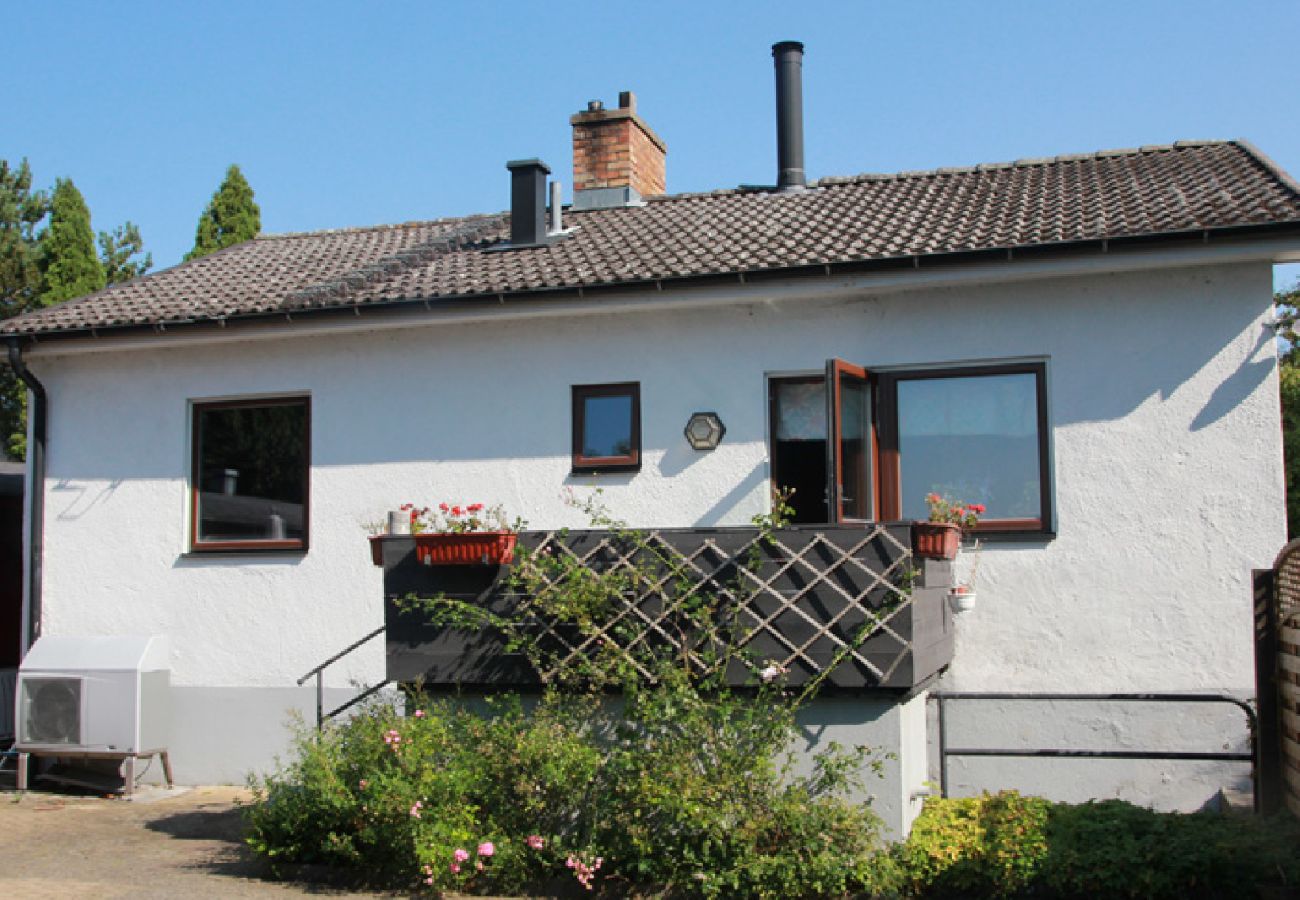 Lägenhet i Bromölla - Vacker semesterlägenhet precis vid sjön med båt, kanot, internet och jacuzzi