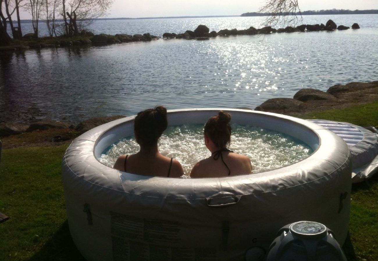 Lägenhet i Bromölla - Vacker semesterlägenhet precis vid sjön med båt, kanot, internet och jacuzzi