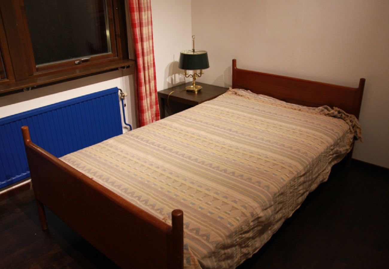 Lägenhet i Bromölla - Vacker semesterlägenhet precis vid sjön med båt, kanot, internet och jacuzzi