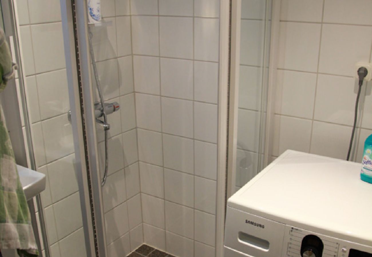 Lägenhet i Bromölla - Vacker semesterlägenhet precis vid sjön med båt, kanot, internet och jacuzzi