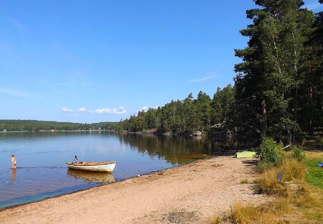 Stuga i Rosenfors - Lugnt beläget precis intill skogen och 300 m från vattnet