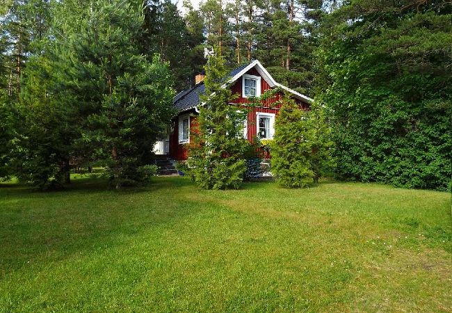 Stuga i Rosenfors - Lugnt beläget precis intill skogen och 300 m från vattnet