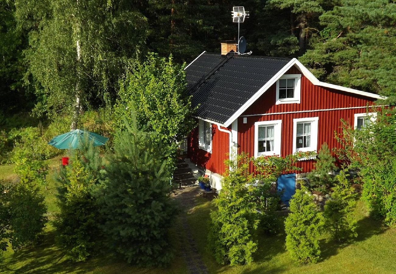 Stuga i Rosenfors - Lugnt beläget precis intill skogen och 300 m från vattnet