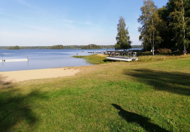 Stuga i Kolsva - Stuga i avskilt läge när sjö