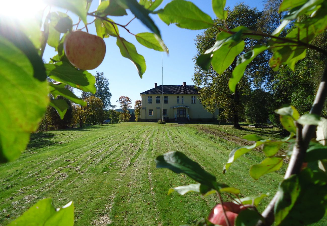 Stuga i Lesjöfors - Stort semesterhus för 18 personer i vackra Värmland