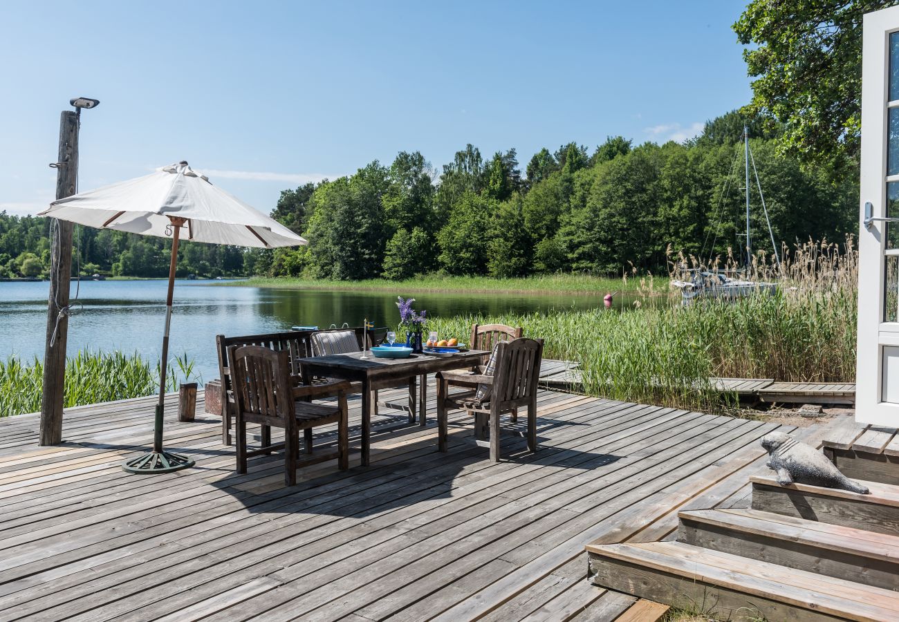 Stuga i Värmdö - Sjöstuga  vid havet ute på Värmdö i Stockholms Skärgård