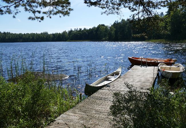 Stuga i Ryd - Härligt fritidshus direkt vid sjön Åsnen med båtar, kanoter och internet