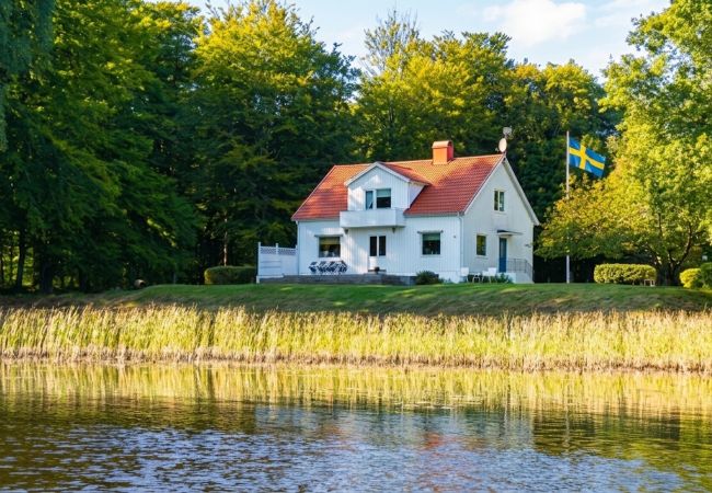 Stuga i Ryd - Härligt fritidshus direkt vid sjön Åsnen med båtar, kanoter och internet