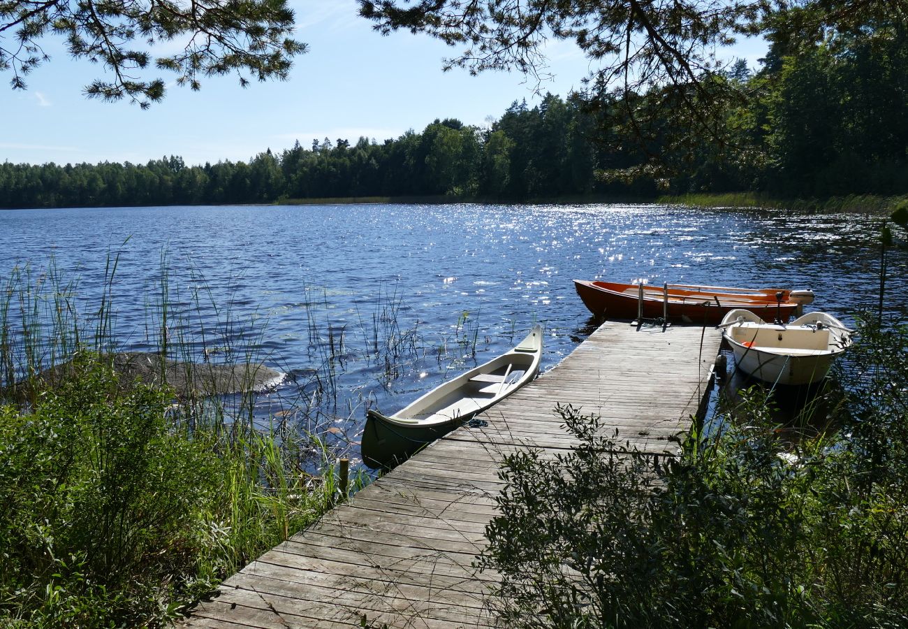 Stuga i Ryd - Härligt fritidshus direkt vid sjön Åsnen med båtar, kanoter och internet