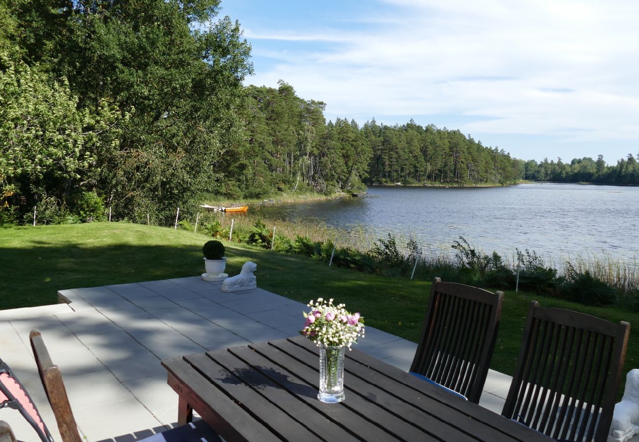 Stuga i Ryd - Härligt fritidshus direkt vid sjön Åsnen med båtar, kanoter och internet