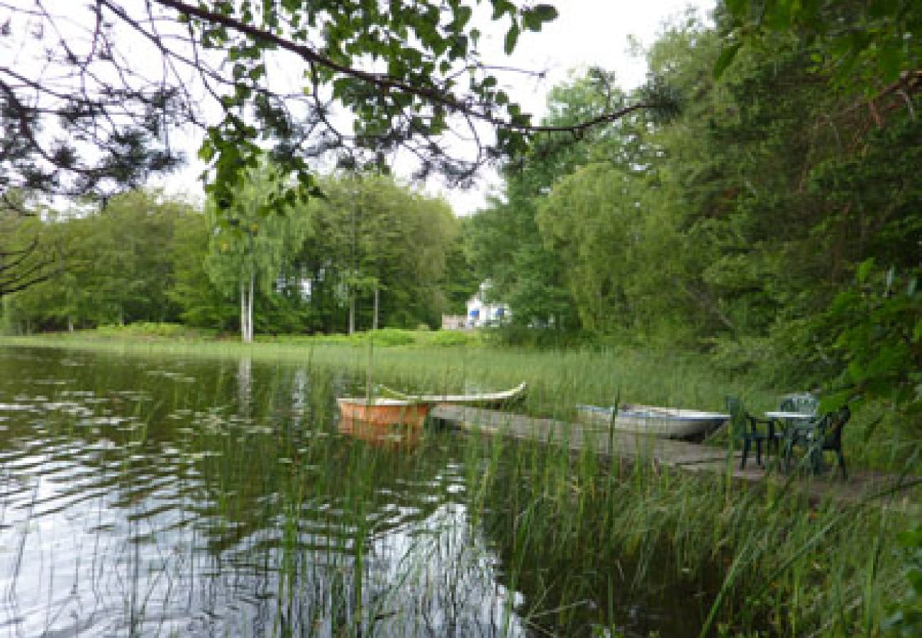 Stuga i Ryd - Härligt fritidshus direkt vid sjön Åsnen med båtar, kanoter och internet