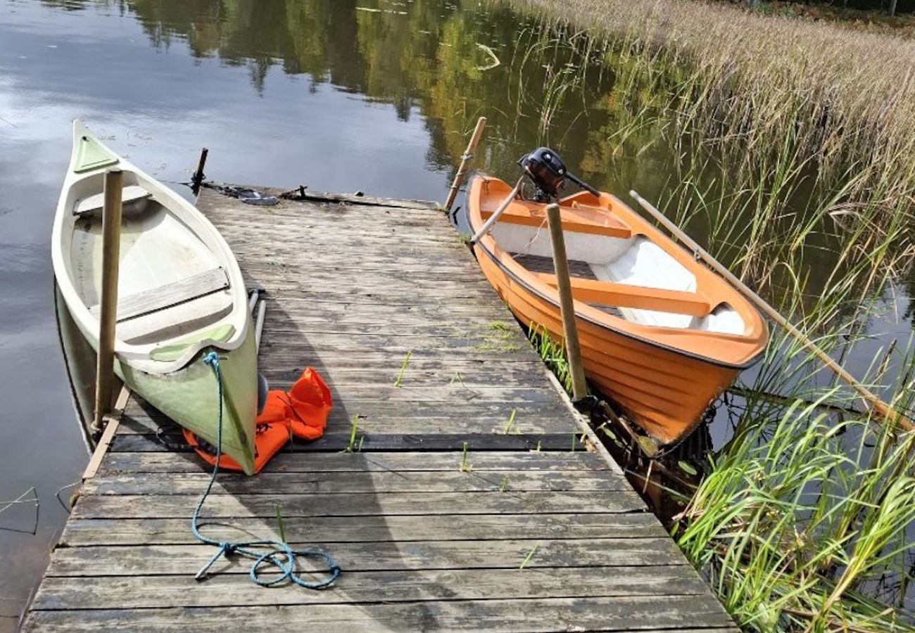 Stuga i Ryd - Härligt fritidshus direkt vid sjön Åsnen med båtar, kanoter och internet