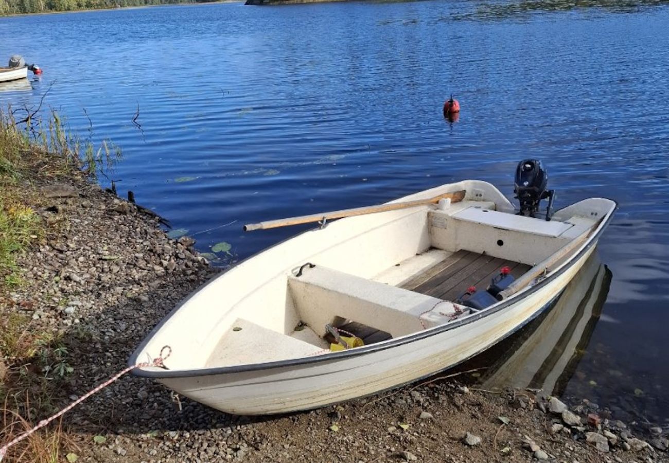 Stuga i Ryd - Härligt fritidshus direkt vid sjön Åsnen med båtar, kanoter och internet