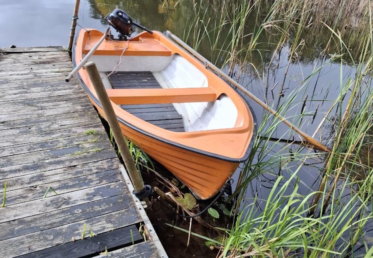Stuga i Ryd - Härligt fritidshus direkt vid sjön Åsnen med båtar, kanoter och internet