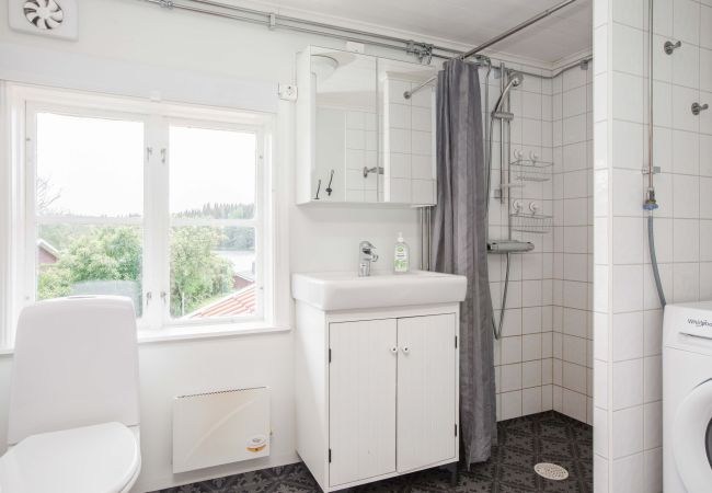 Stuga i Gränna - Semesterhus på sjötomt med egen badplats, brygga och bastu Stuga i Gränna - Semesterhus på sjötomt med egen badplats, brygga och bastu