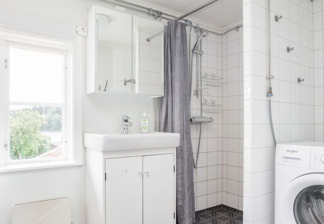 Stuga i Gränna - Semesterhus på sjötomt med egen badplats, brygga och bastu Stuga i Gränna - Semesterhus på sjötomt med egen badplats, brygga och bastu