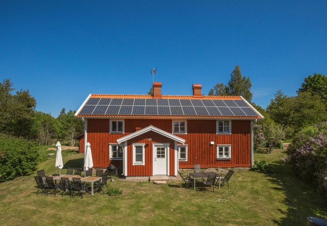 Stuga i Gränna - Semesterhus på sjötomt med egen badplats, brygga och bastu Stuga i Gränna - Semesterhus på sjötomt med egen badplats, brygga och bastu