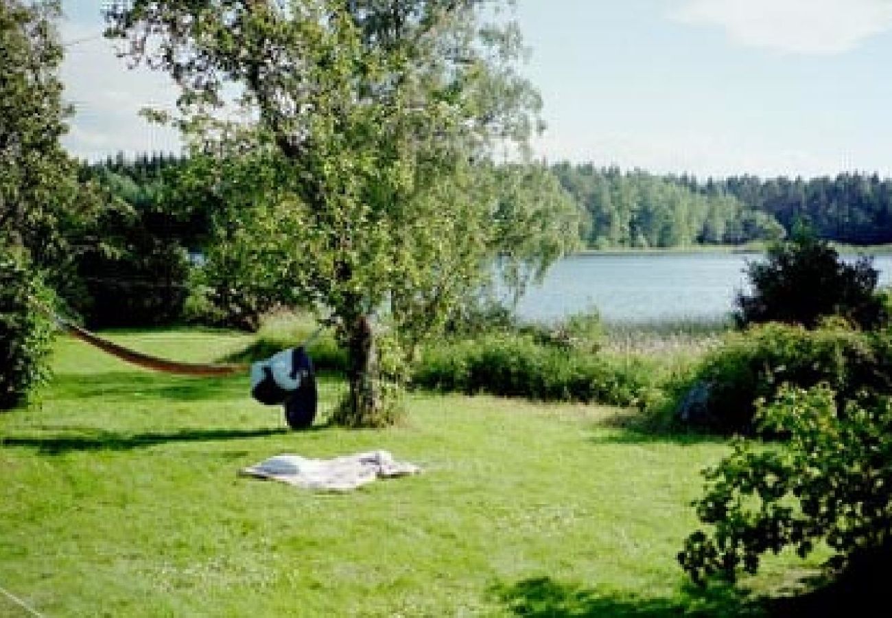 Stuga i Gränna - Semesterhus på sjötomt med egen badplats, brygga och bastu