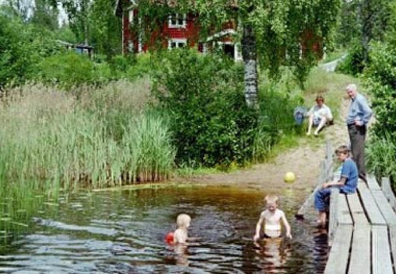 Stuga i Gränna - Semesterhus på sjötomt med badplats, brygga och bastu