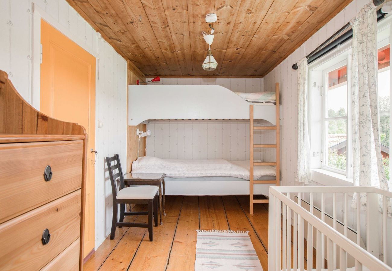 Stuga i Gränna - Semesterhus på sjötomt med egen badplats, brygga och bastu