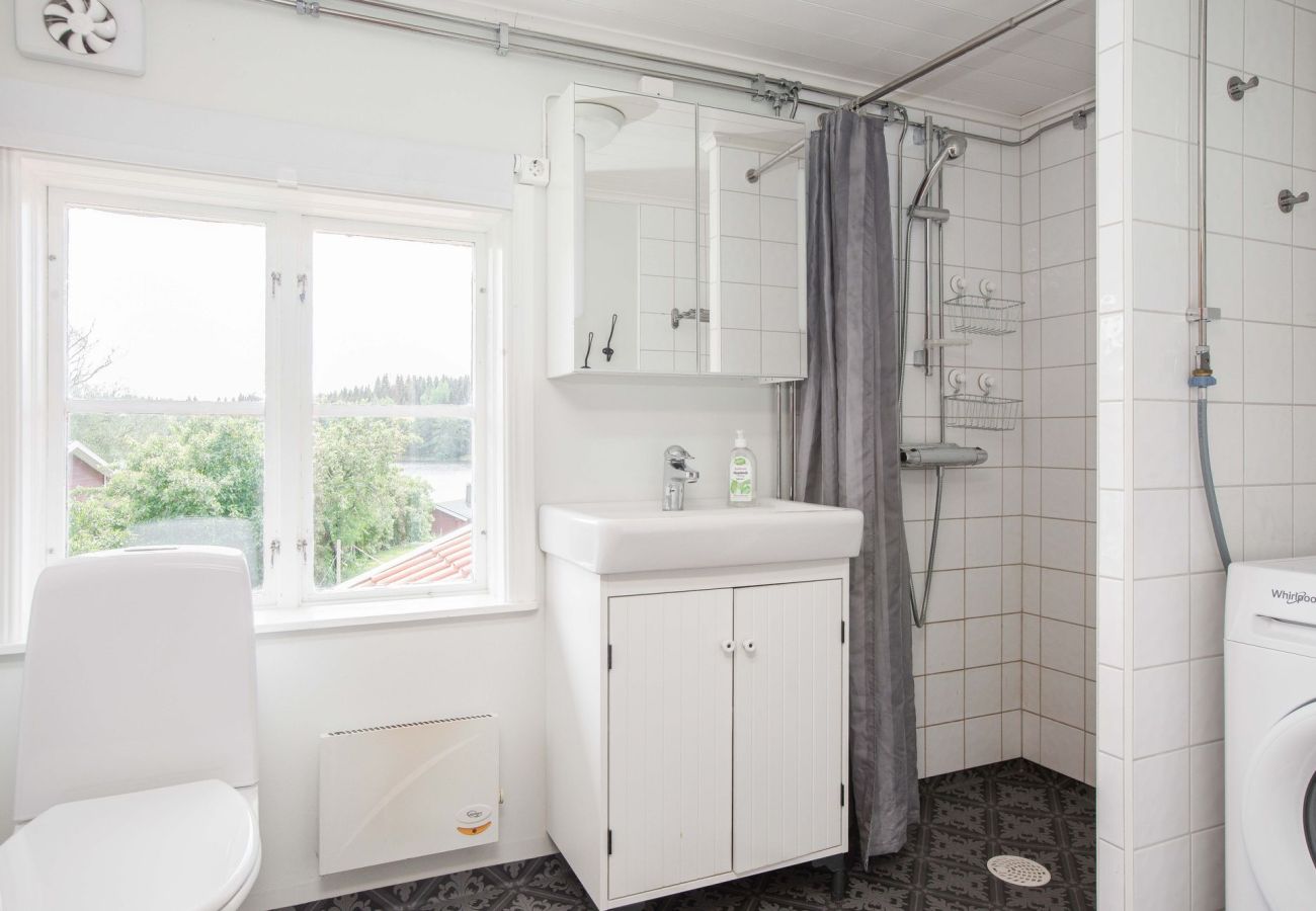 Stuga i Gränna - Semesterhus på sjötomt med egen badplats, brygga och bastu