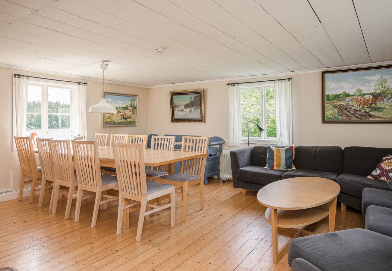 Stuga i Gränna - Semesterhus på sjötomt med egen badplats, brygga och bastu