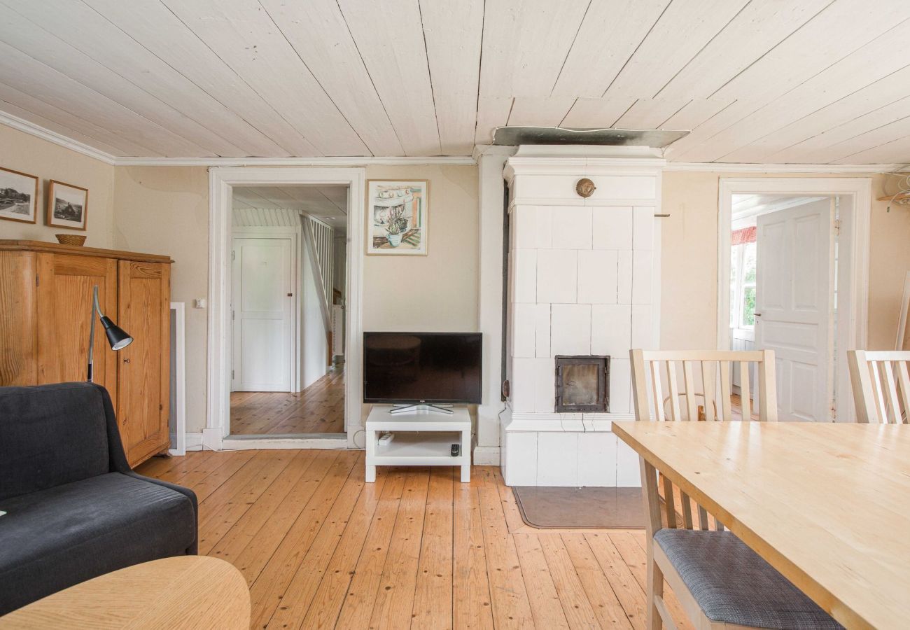 Stuga i Gränna - Semesterhus på sjötomt med egen badplats, brygga och bastu