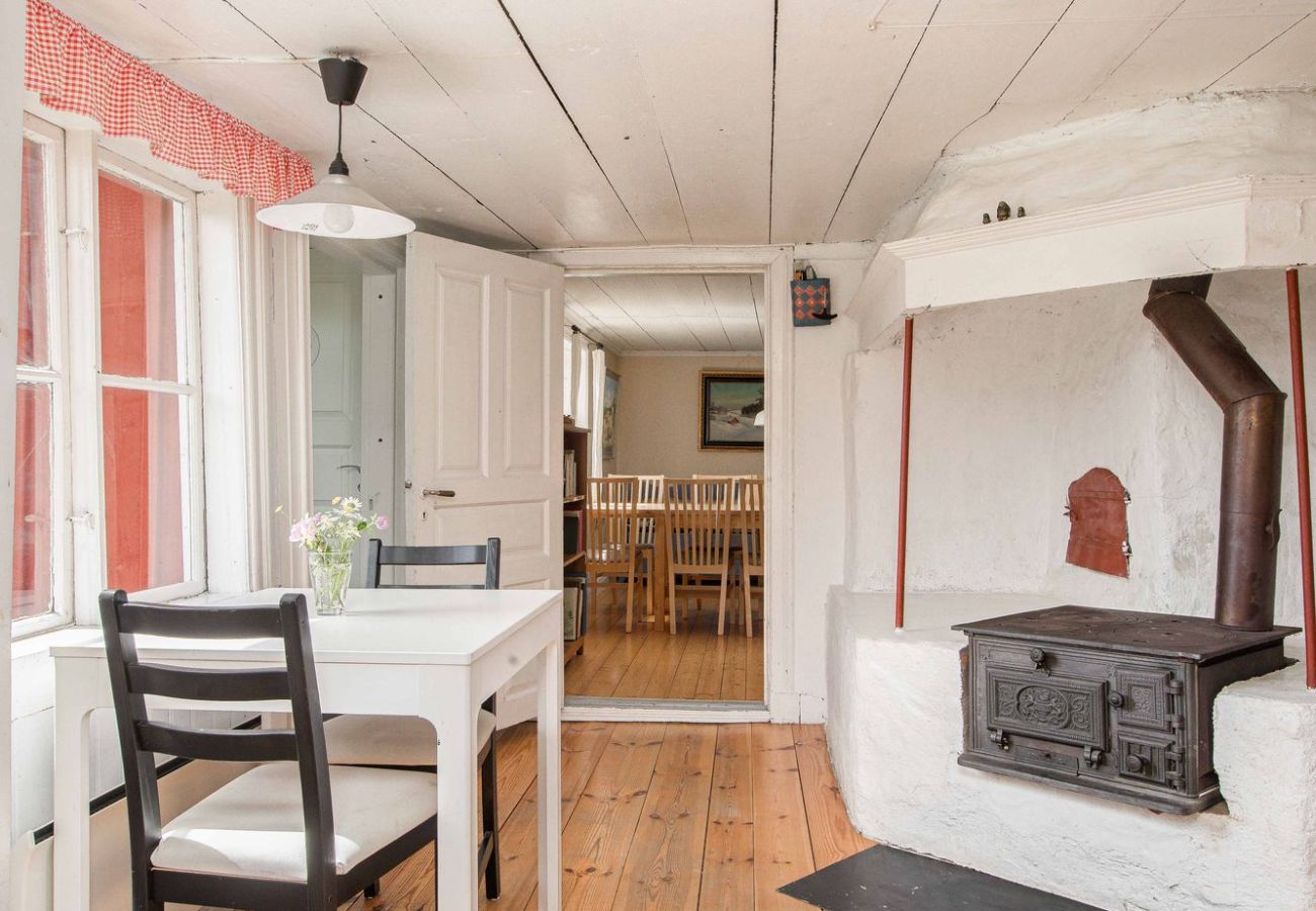 Stuga i Gränna - Semesterhus på sjötomt med egen badplats, brygga och bastu