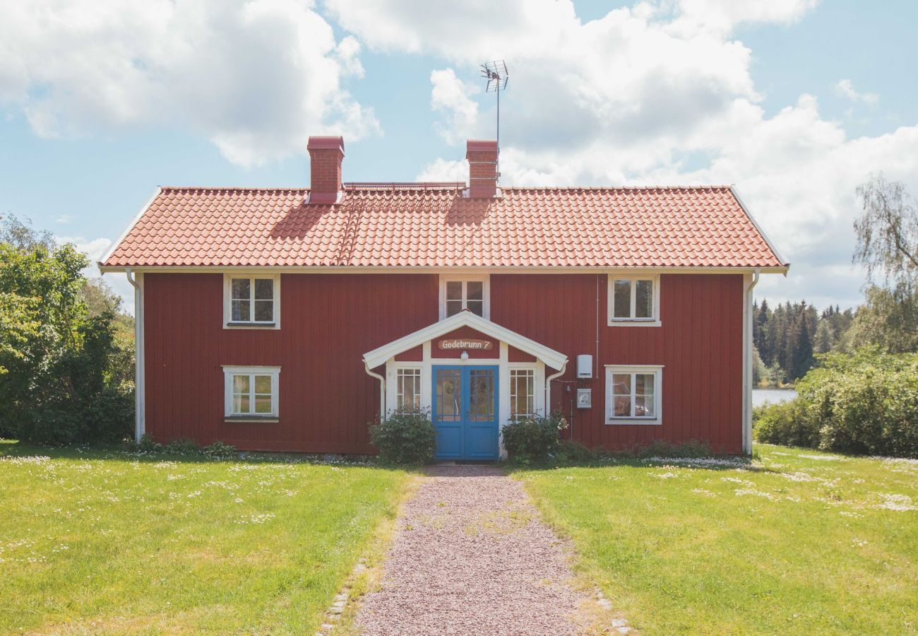 Stuga i Gränna - Semesterhus på sjötomt med egen badplats, brygga och bastu