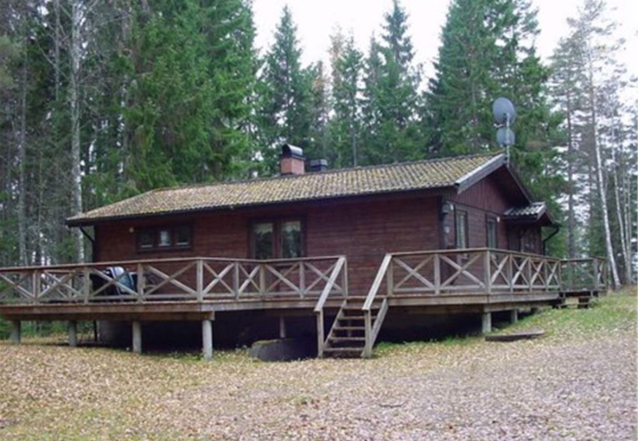 Stuga i Årjäng - Vildmarks- och fiskesemester vid sjön med båt & bastu i vackra Värmland