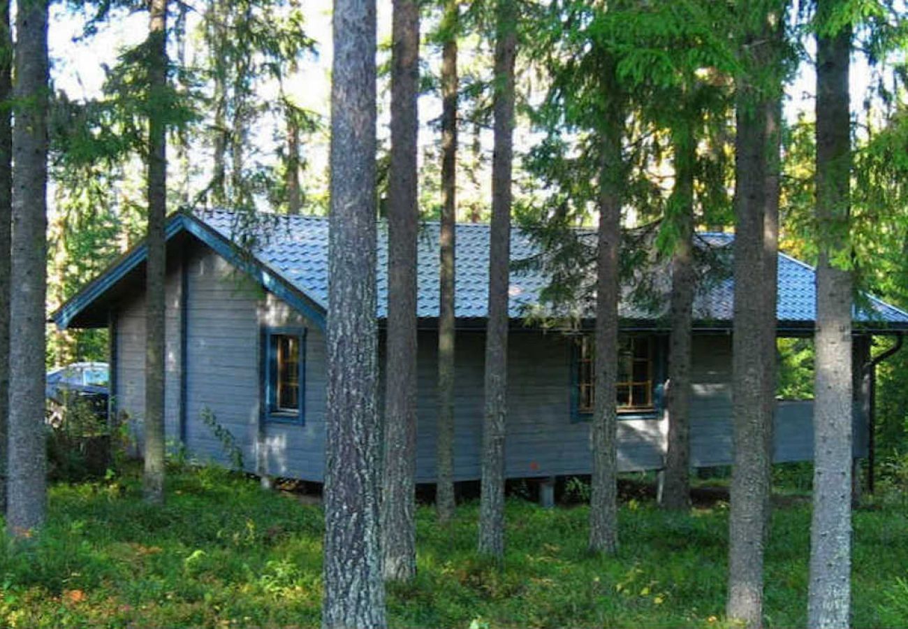 Stuga i Tavelsjö - Fint fritidshus på landet mellan granar och blåbärsbuskar