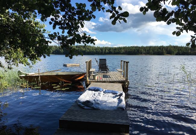 Stuga i Järlåsa - Semester i Uppland med båt nära Siggeforasjön