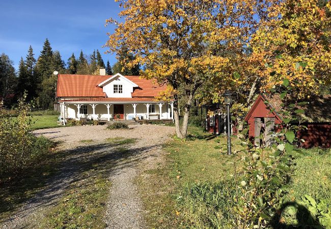 Stuga i Järlåsa - Semester i Uppland med båt nära Siggeforasjön Stuga i Järlåsa - Semester i Uppland med båt nära Siggeforasjön