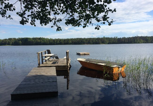 Stuga i Järlåsa - Semester i Uppland med båt nära Siggeforasjön