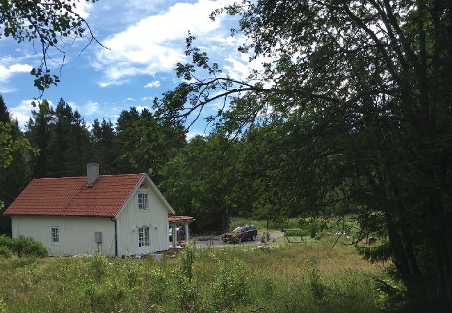 Stuga i Järlåsa - Semester i Uppland med båt nära Siggeforasjön Stuga i Järlåsa - Semester i Uppland med båt nära Siggeforasjön