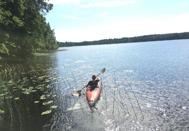 Stuga i Järlåsa - Semester i Uppland med båt nära Siggeforasjön