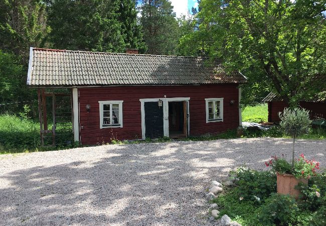 Stuga i Järlåsa - Semester i Uppland med båt nära Siggeforasjön Stuga i Järlåsa - Semester i Uppland med båt nära Siggeforasjön