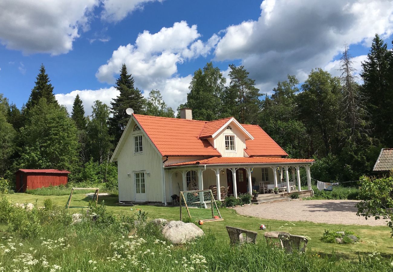 Stuga i Järlåsa - Semester i Uppland med båt nära Siggeforasjön