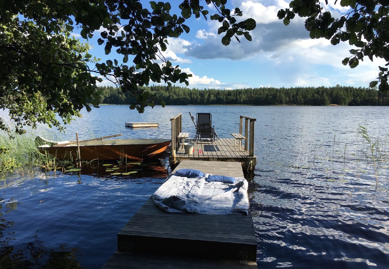 Stuga i Järlåsa - Semester i Uppland med båt nära Siggeforasjön