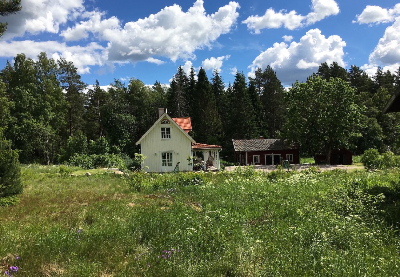 Stuga i Järlåsa - Semester i Uppland med båt nära Siggeforasjön