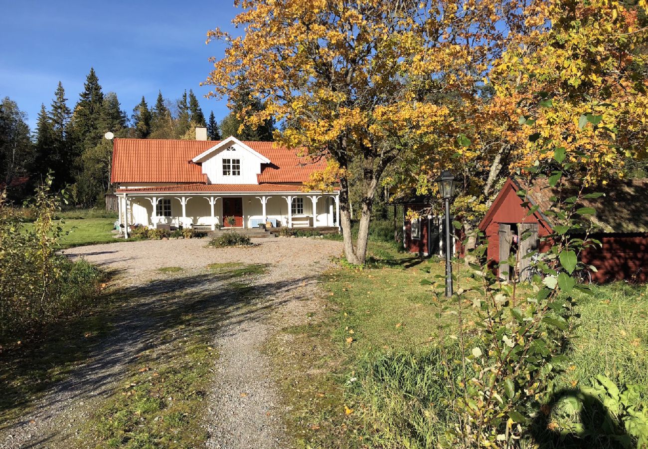 Stuga i Järlåsa - Semester i Uppland med båt nära Siggeforasjön