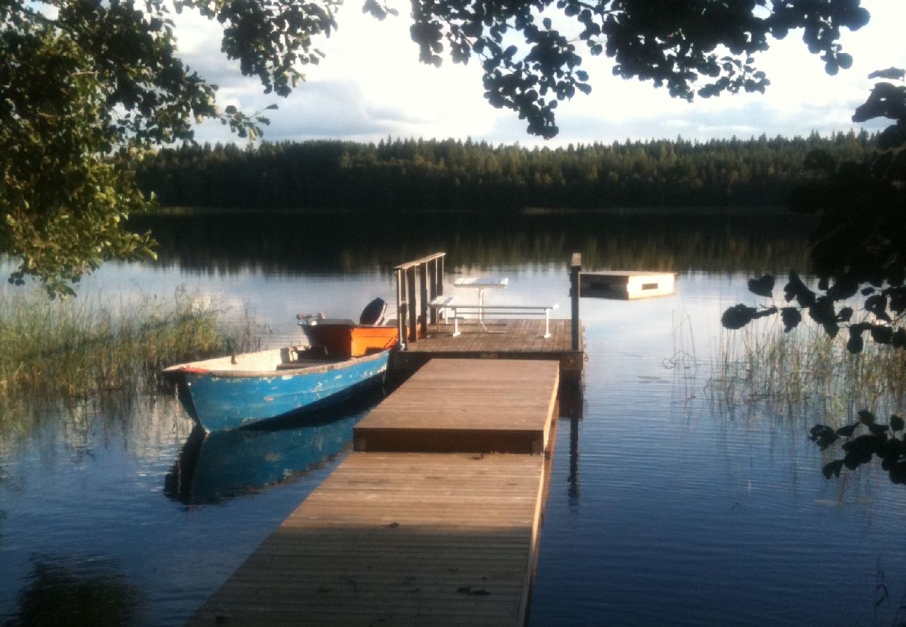 Stuga i Järlåsa - Semester i Uppland med båt nära Siggeforasjön