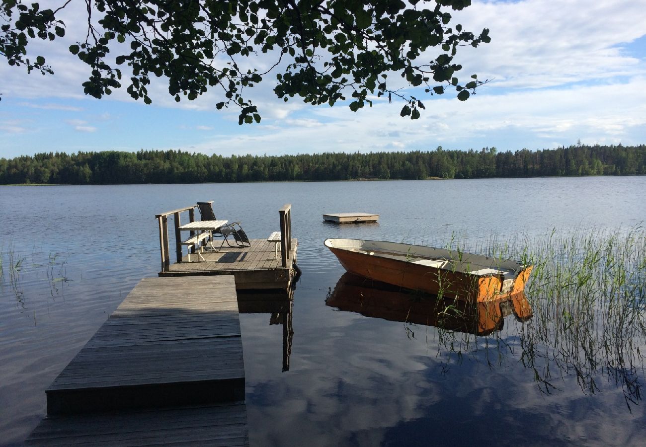 Stuga i Järlåsa - Semester i Uppland med båt nära Siggeforasjön