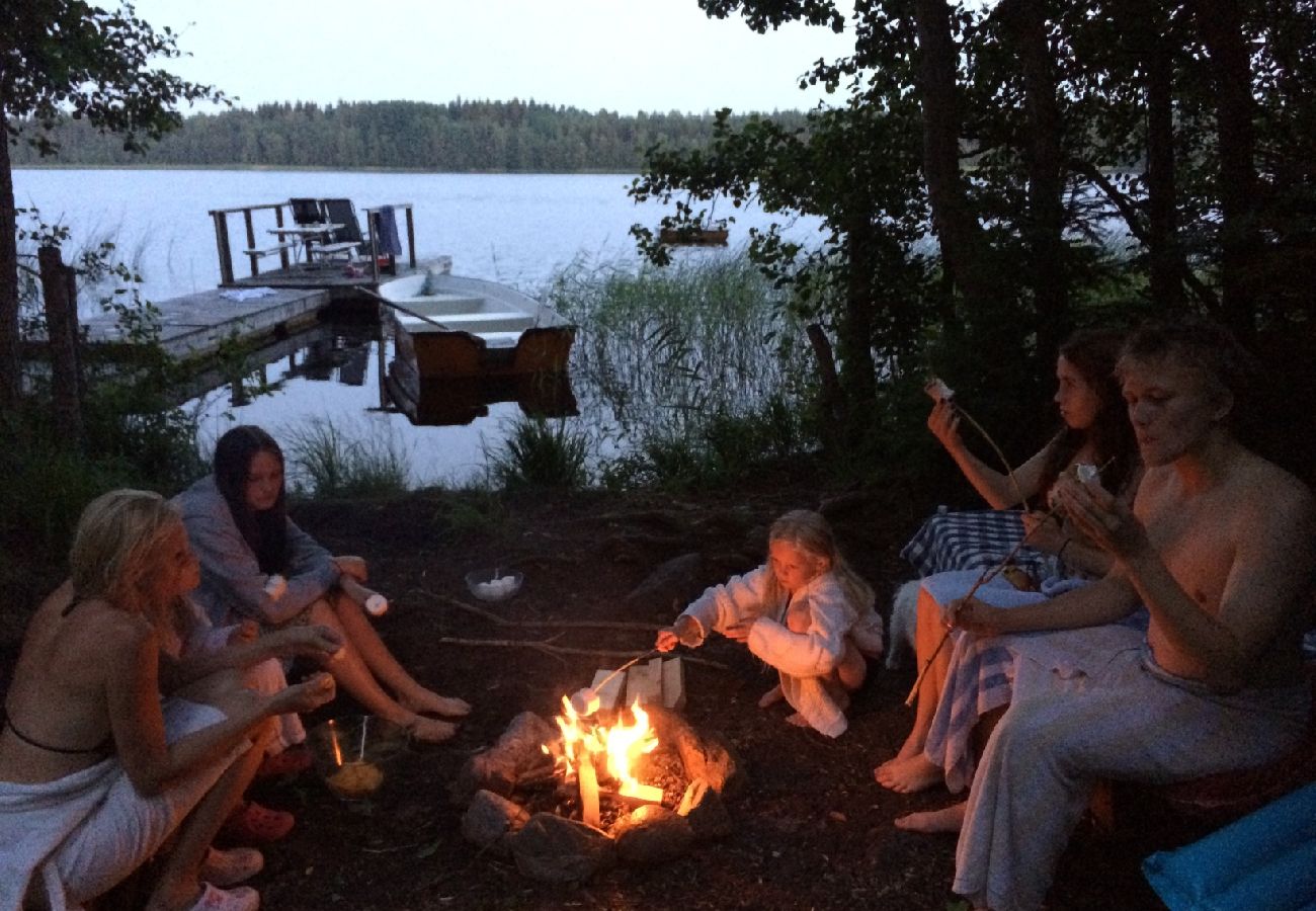 Stuga i Järlåsa - Semester i Uppland med båt nära Siggeforasjön