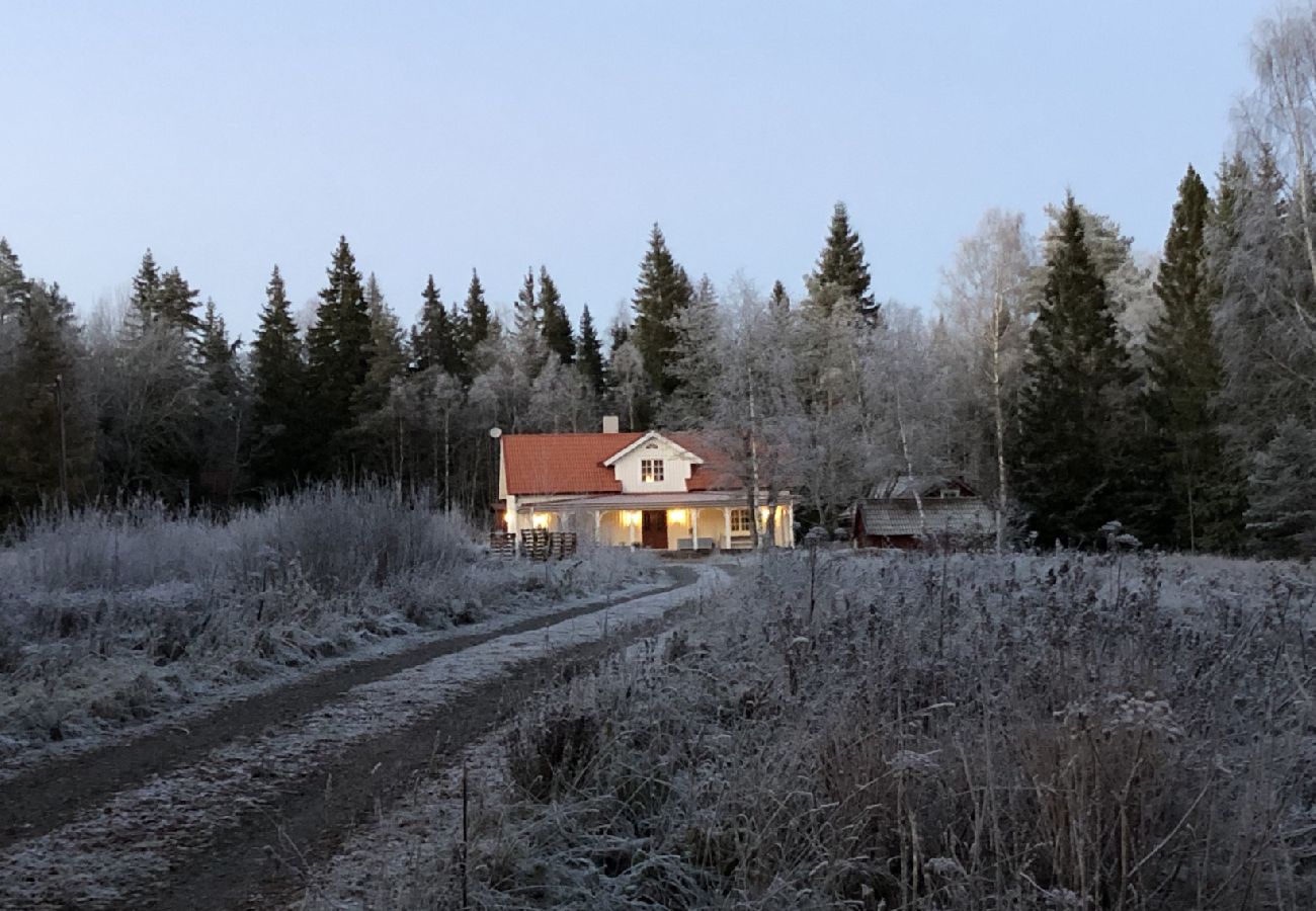 Stuga i Järlåsa - Semester i Uppland med båt nära Siggeforasjön